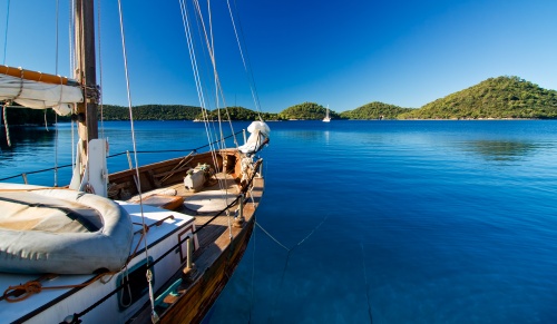 Küste in Kroatien - Boot mit Inseln